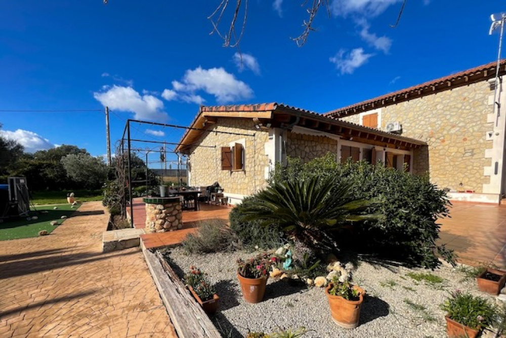 5 Bedrooms Bedrooms, 0 ,3 BathroomsBathrooms,Villa,For Sale,0,1043